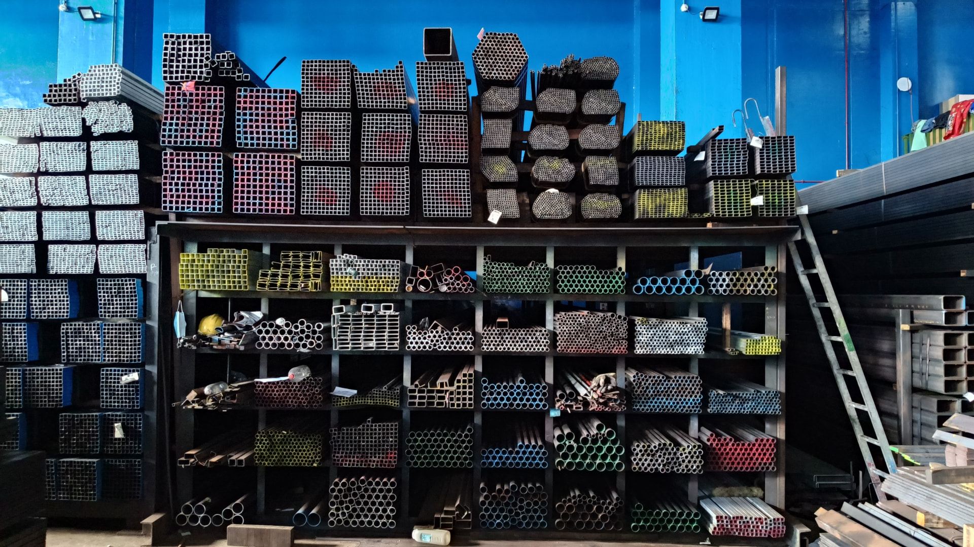 Racked hollow sections, pipes and tubes in the stock point